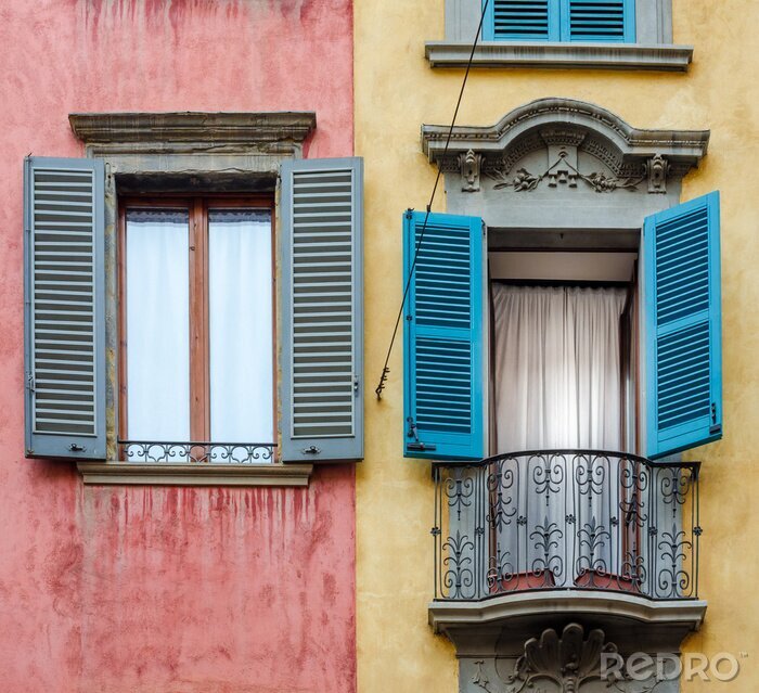 Fotobehang Italiaans huis met kleurrijke muren, ramen en balkon