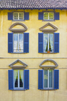 Fotobehang Italiaanse architecture.Colorful ramen en gevel in Venetië