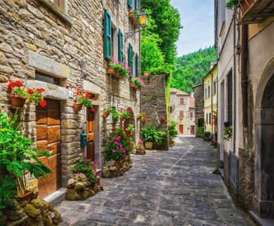 Fotobehang Italiaanse straat in een kleine provinciestad Toscaanse