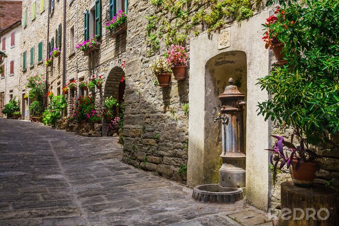 Fotobehang Italiaanse straat in een kleine provinciestad Toscaanse
