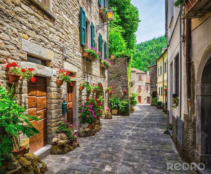 Fotobehang Italiaanse straat in een kleine provinciestad Toscaanse