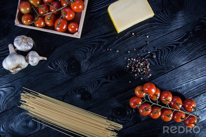 Fotobehang Italiaanse voedselingrediënten op houten raad