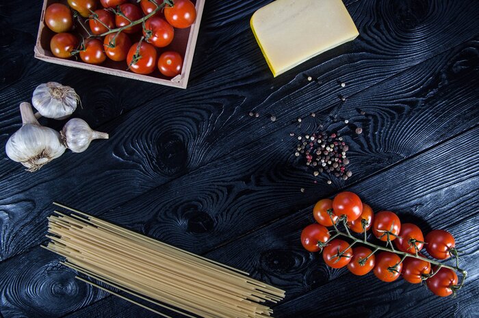 Fotobehang Italiaanse voedselingrediënten op houten raad