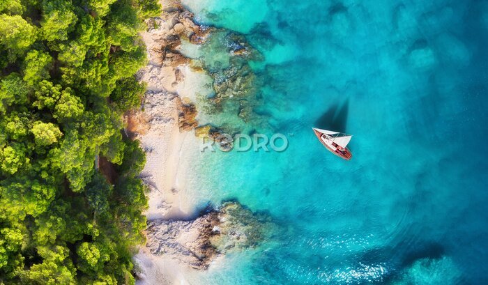 Fotobehang Jacht in de turquoise zee
