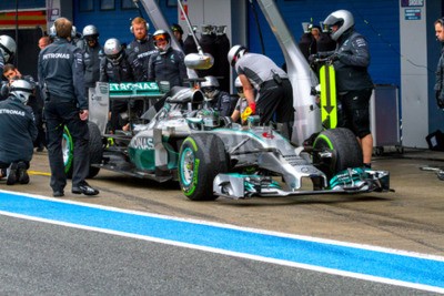 Fotobehang JEREZ DE LA FRONTERA, SPANJE - 31 januari: Nico Rosberg van Mercedes AMG Petronas F1 verlaten van de put op trainingssessie op 31 januari 2014 in Jerez de la Frontera, Spanje