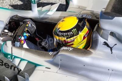 Fotobehang JEREZ DE LA FRONTERA, SPANJE - 8 februari: Lewis Hamilton van Mercedes AMG Petronas F1 Team verlaten van de put op training op 8 februari 2013 in Jerez de la Frontera, Spanje