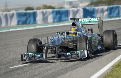 Fotobehang JEREZ (Spanje) - 11 februari: Lewis Hamilton testen van zijn nieuwe Mercedes WO4 F1 wagen op de eerste test op het circuit van Jerez, Andalucia Spanje 2013.