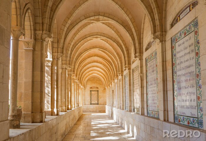 Fotobehang Jerusalem - corridor van atrium in de kerk van de Pater Noster