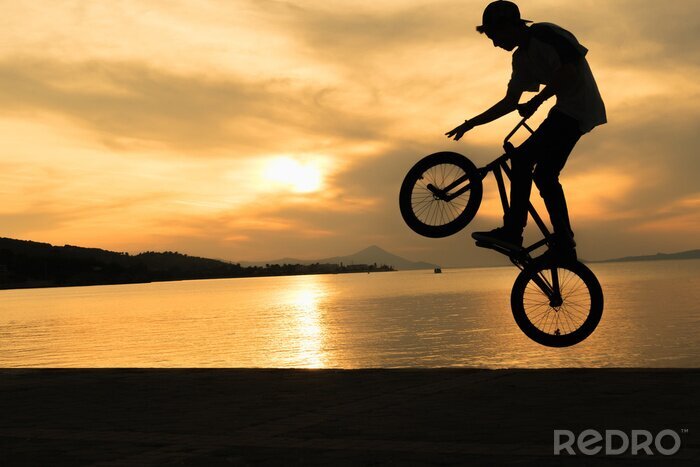 Fotobehang Jongen met fiets