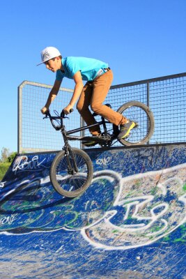 Fotobehang Jongen op BMX-fiets