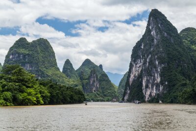 Karst bergen en kalksteen toppen van de Li-rivier in China
