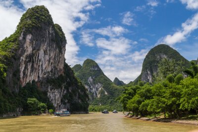 Karst bergen en kalksteen toppen van de Li-rivier in China