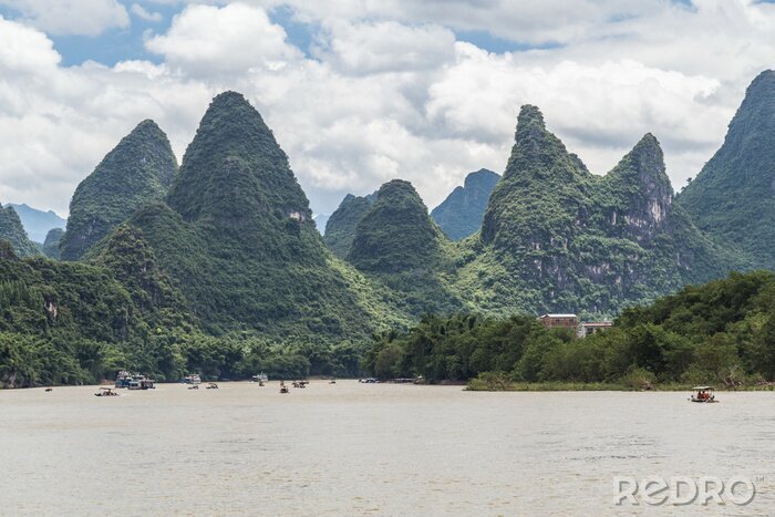 Fotobehang Karst bergen en kalksteen toppen van de Li-rivier in China