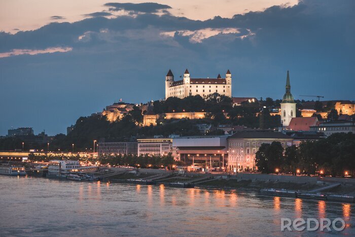Fotobehang Kasteel van Bratislava, Slowakije bij nacht, gezien vanaf een brug over de rivier de Donau naar de oude binnenstad van Bratislava.