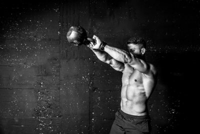 Fotobehang Kettlebell-krachttraining voor een gespierde man