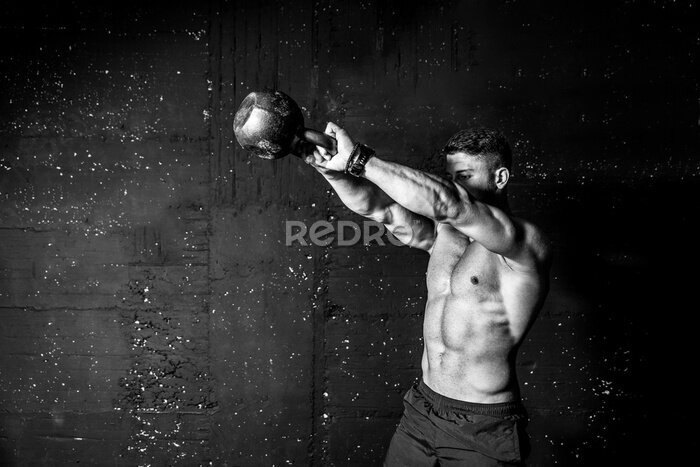 Fotobehang Kettlebell-krachttraining voor een gespierde man