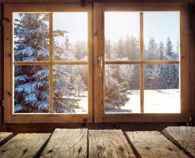 Kijken uit het raam van een houten hut in de winter