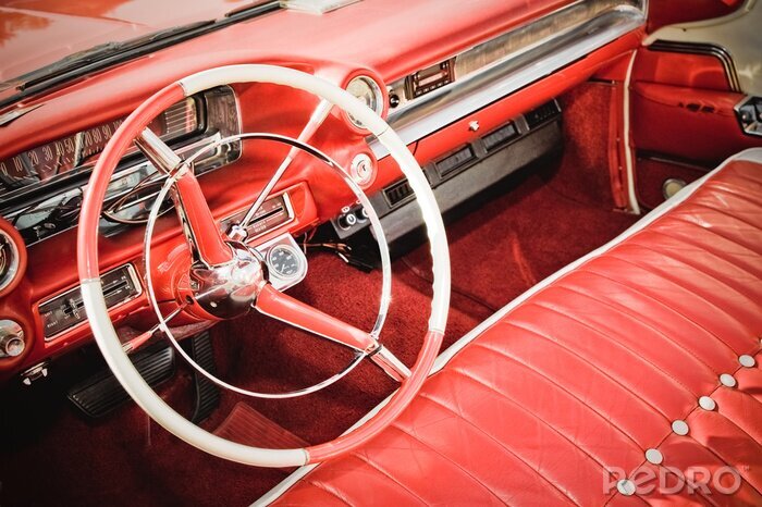 Fotobehang klassieke auto interieur met rode lederen bekleding