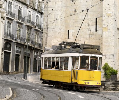 klassieke gele tram van Lissabon, Portugal