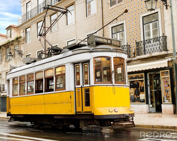Fotobehang klassieke gele tram van Lissabon, Portugal
