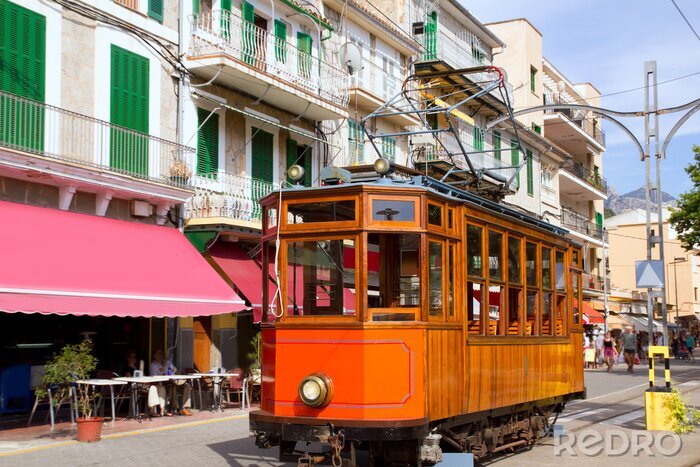 Fotobehang Klassieke houten tram trein van Puerto de Soller in Mallorca
