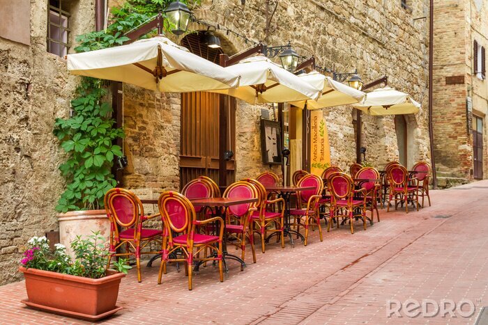 Fotobehang Kleine cafe op de hoek van de oude stad in Italië