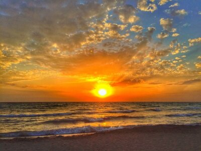Fotobehang Kleine golven op de zee bij zonsondergang