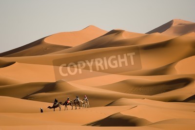 Fotobehang Kleine karavaan in de woestijn