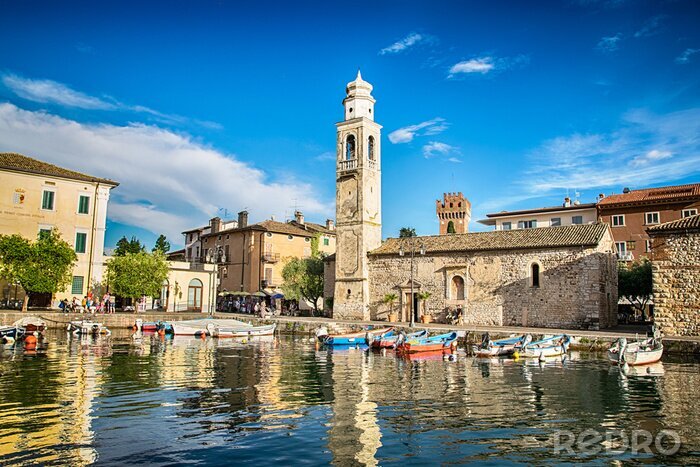 Fotobehang Kleine, romantische haven van Lazise aan het Gardameer in Italië.