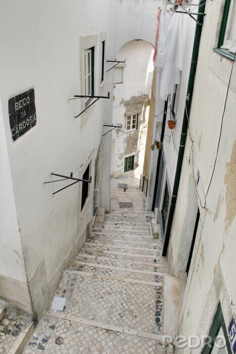 Fotobehang kleine straat in Alfama