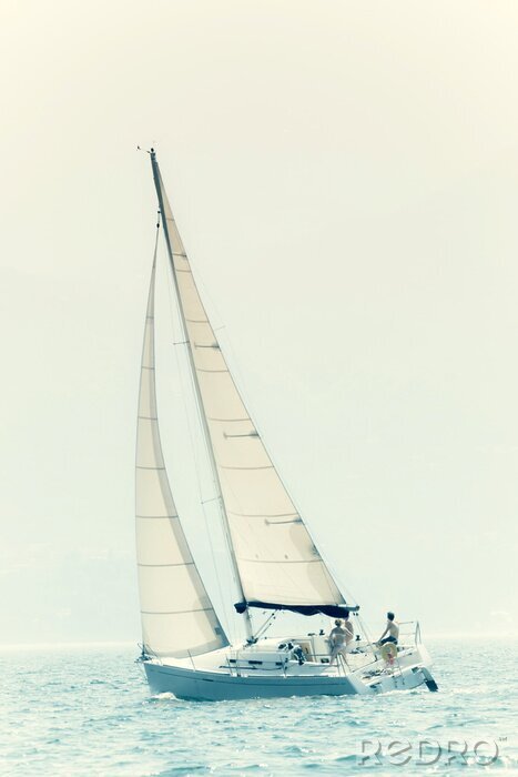 Fotobehang Kleine zeilboot met de hemel op de achtergrond