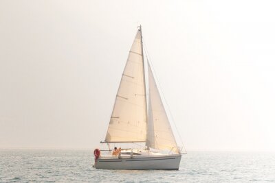 Fotobehang Kleine zeilboot op het water