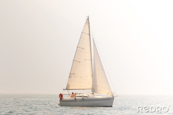 Fotobehang Kleine zeilboot op het water