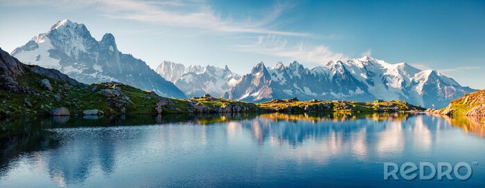 Fotobehang Kleurrijk de zomerpanorama van het Meer van Lac Blanc met Mont Blanc (Monte Bianco) op achtergrond