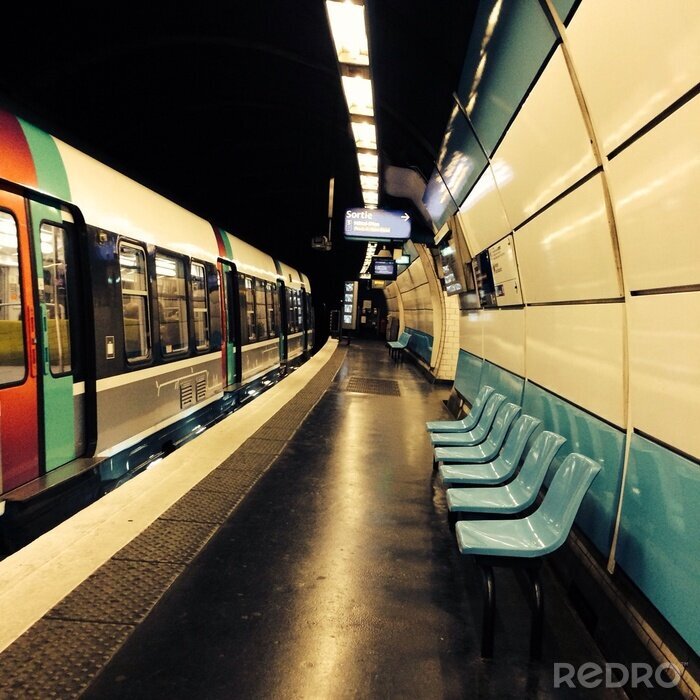 Fotobehang kleurrijke 3D trein in een metrotunnel