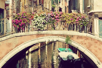 Kleurrijke bloemen op een Venetiaans balkon