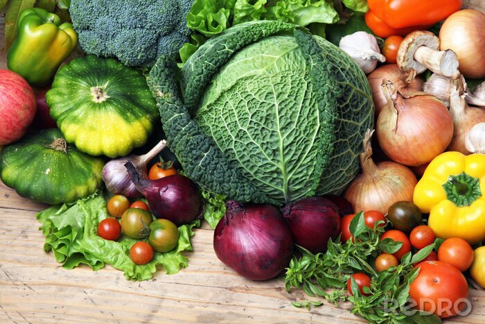 Fotobehang Kleurrijke groenten op tafel