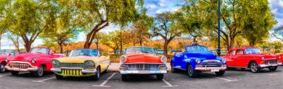 Kleurrijke groep klassieke auto's in Oud Havana, een iconisch gezicht in Cuba