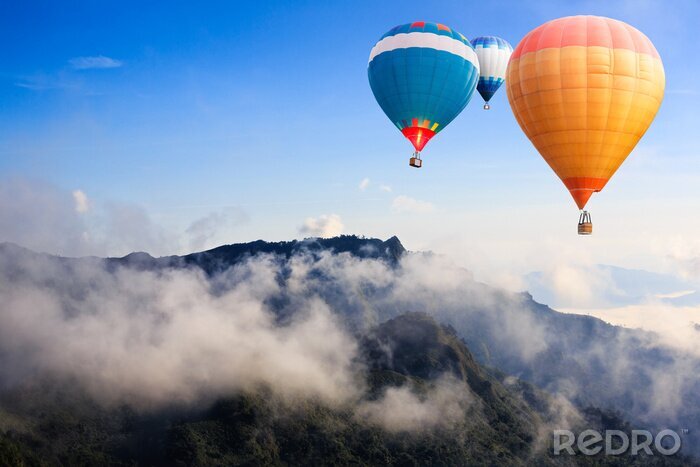 Fotobehang Kleurrijke heteluchtballonnen vliegen over de berg
