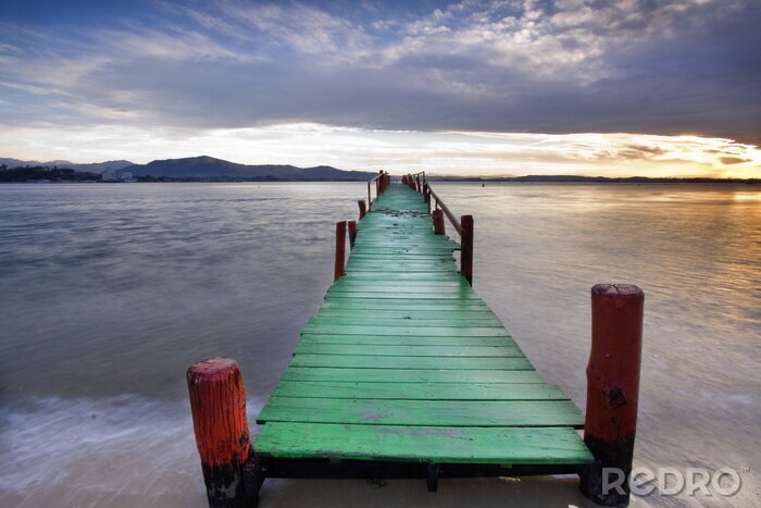 Fotobehang Kleurrijke houten pier