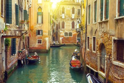 Kleurrijke huizen en gondels in Venetië