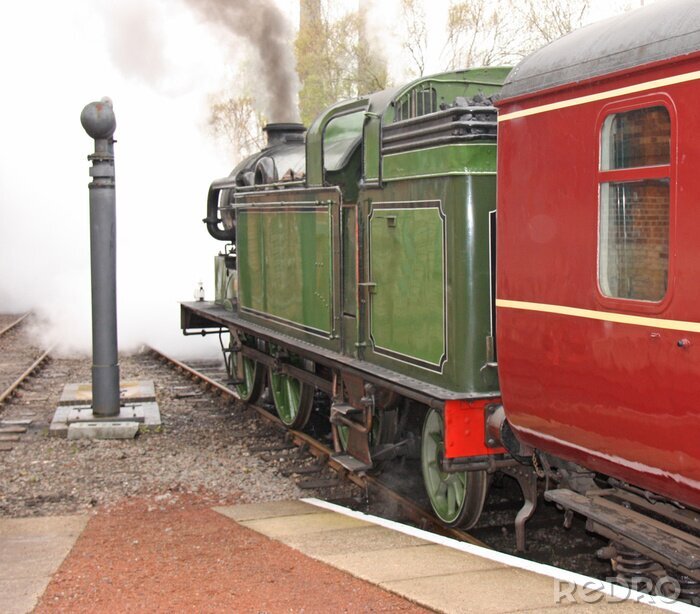 Fotobehang Kleurrijke vertrekkende stoomtrein