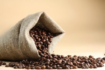 Fotobehang Koffie gestrooid uit een zak