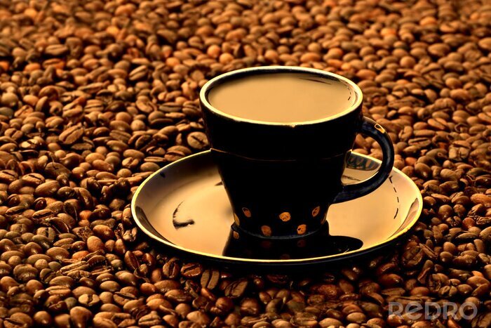 Fotobehang Koffie in een kopje op bonen