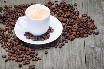 Fotobehang Koffie met schuim en gestrooide bonen