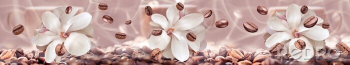 Fotobehang Koffiebonen en witte elegante bloemen