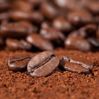 Fotobehang Koffieboon op gemalen koffie