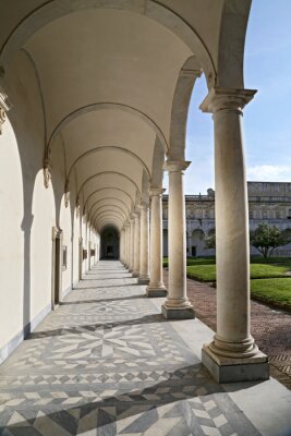 Fotobehang Kolommen en schaduwen aan de Certosa di San Martino Napels, Italië