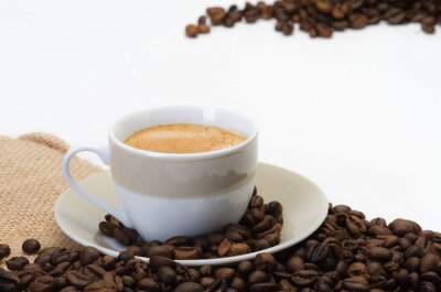 Kopje koffie en gestrooide koffiebonen