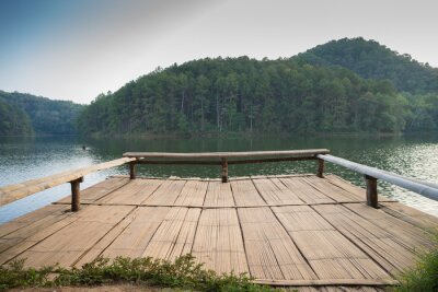 Fotobehang Korte brede pier over het meer